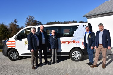 Von links:  Bürgermeister Stefan Pinhard, Seniorenbeauftragter Nils Rampe, Helmut Brauroth und Gerhard Hosemann vom Arbeitskreis Bürgerbus, Stadtmanager Achim Nehrenberg.