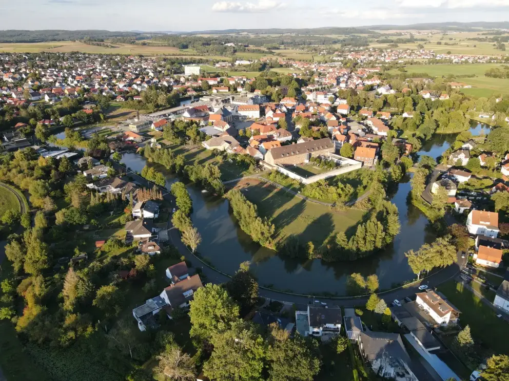 Drohnenaufnahme der Wasserfestung Ziegenhain 