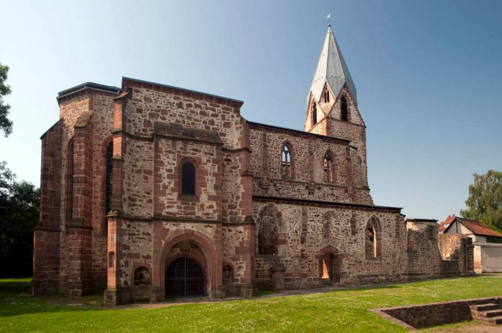 Ruine der Totenkirche Treysa gotisches Bauwerk mit Kirchturm im Hintergrund die Stadtmauer