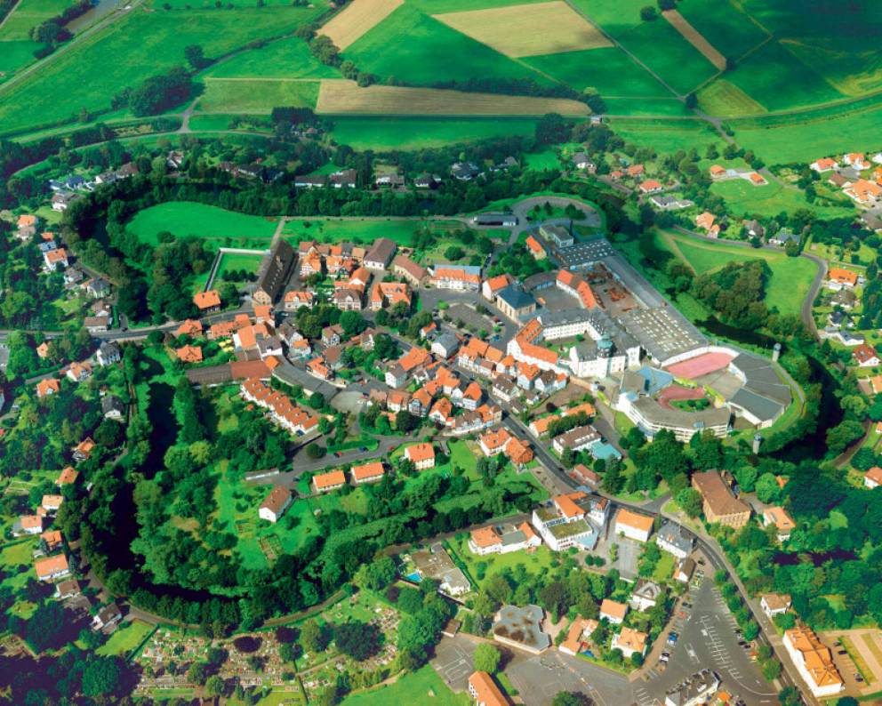 Luftaufname von Ziegenhain mit der Wasserfestung im Sommer, rote Dächer und grüne Wiesen